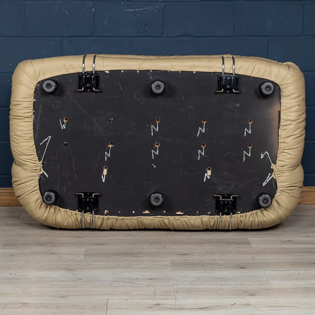 ITALIAN 20thC BEIGE "SORIANA" LEATHER SOFA BY TOBIA SCARPA FOR CASSINA - 8