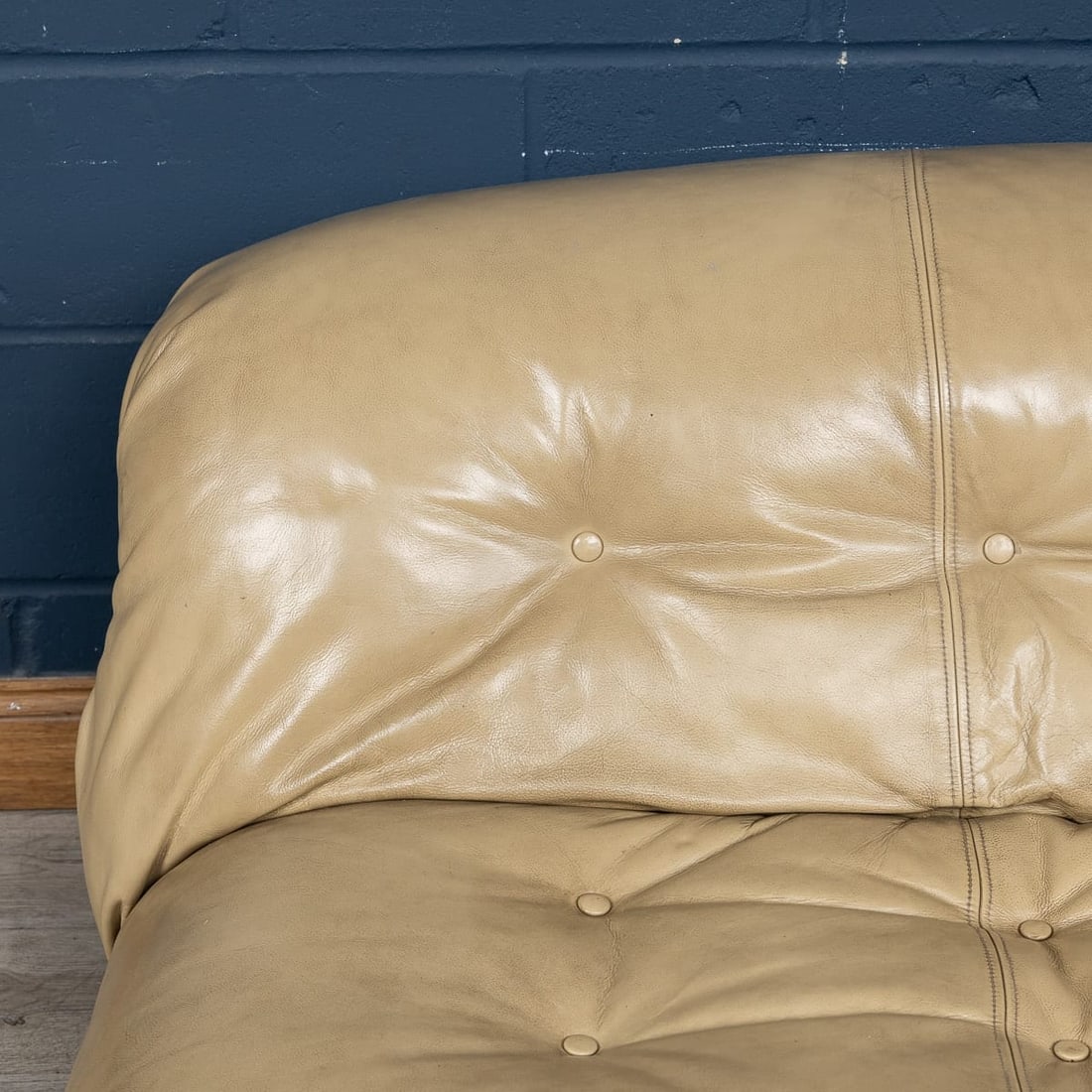 ITALIAN 20thC BEIGE "SORIANA" LEATHER SOFA BY TOBIA SCARPA FOR CASSINA - 9