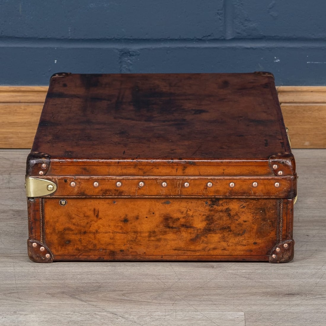 ANTIQUE 20thC LOUIS VUITTON SUITCASE IN NATURAL COW HIDE, FRANCE c.1910 - 6