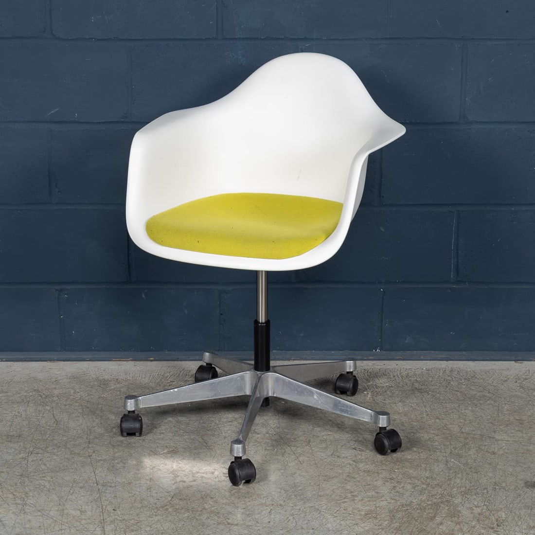 VINTAGE 20thC WHITE OFFICE CHAIR BY VITRA, EUROPE: A lovely PACC office chair designed by Vitra and made in Europe. This chair is known as the PACC (Pivot Armchair Cast Base on Castors), with its height-adjustable swivel-mount base, ideal for use in