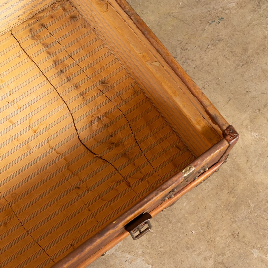 ANTIQUE 19thC VICTORIAN LEATHER TRAVEL TRUNK c.1870 - 10