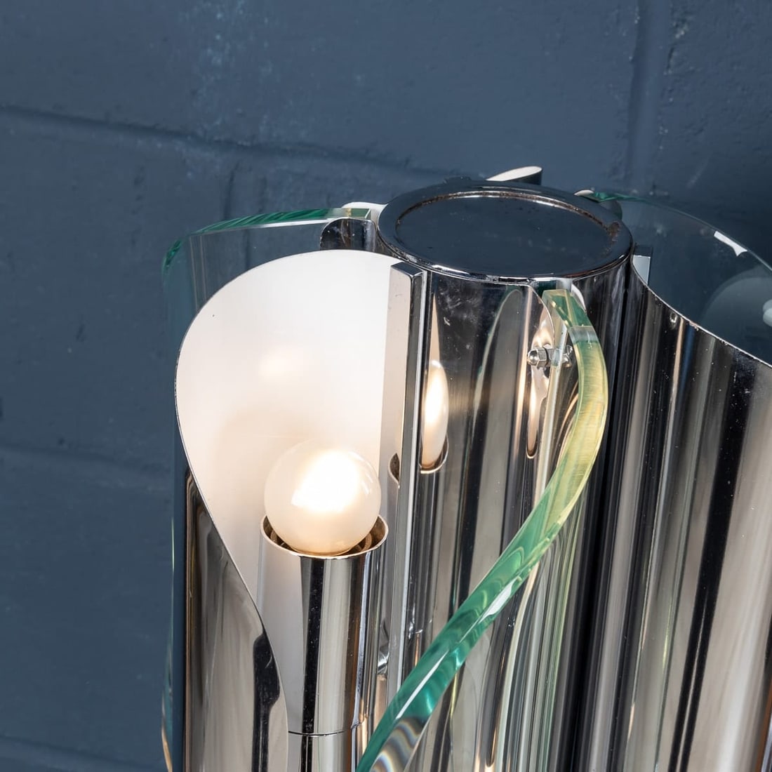 A 20th CENTURY ITALIAN CHROME & GLASS FLOOR LAMP ATTRIBUTABLE TO MAX INGRAND - 10