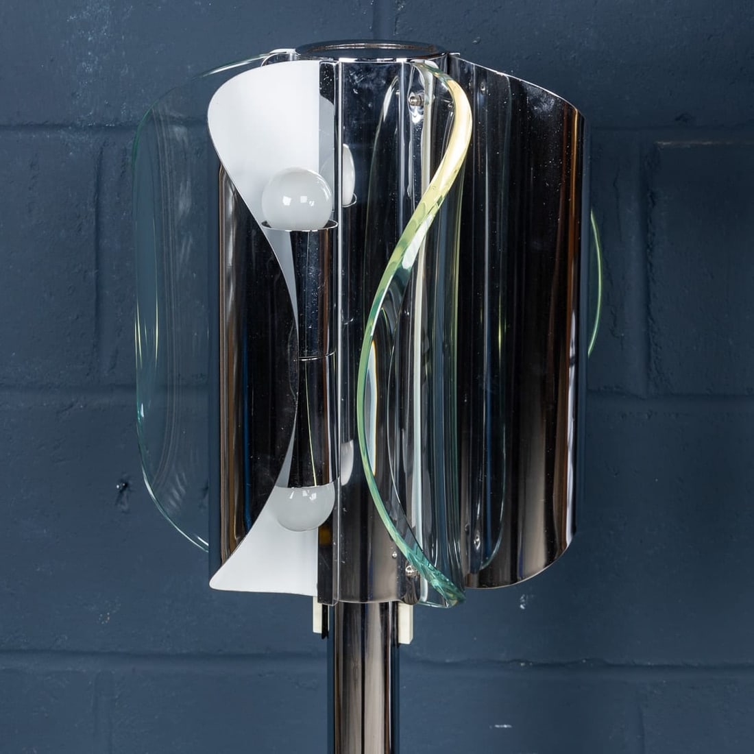 A 20th CENTURY ITALIAN CHROME & GLASS FLOOR LAMP ATTRIBUTABLE TO MAX INGRAND - 12