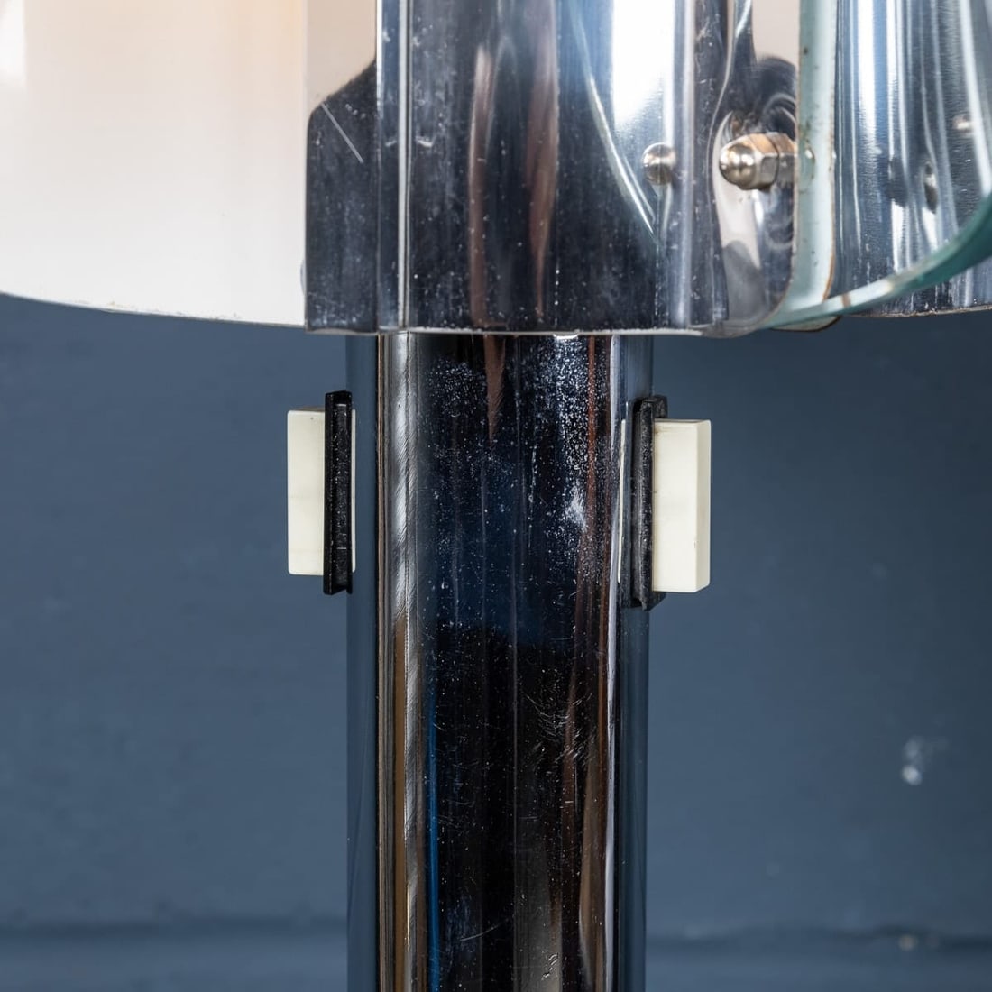 A 20th CENTURY ITALIAN CHROME & GLASS FLOOR LAMP ATTRIBUTABLE TO MAX INGRAND - 13
