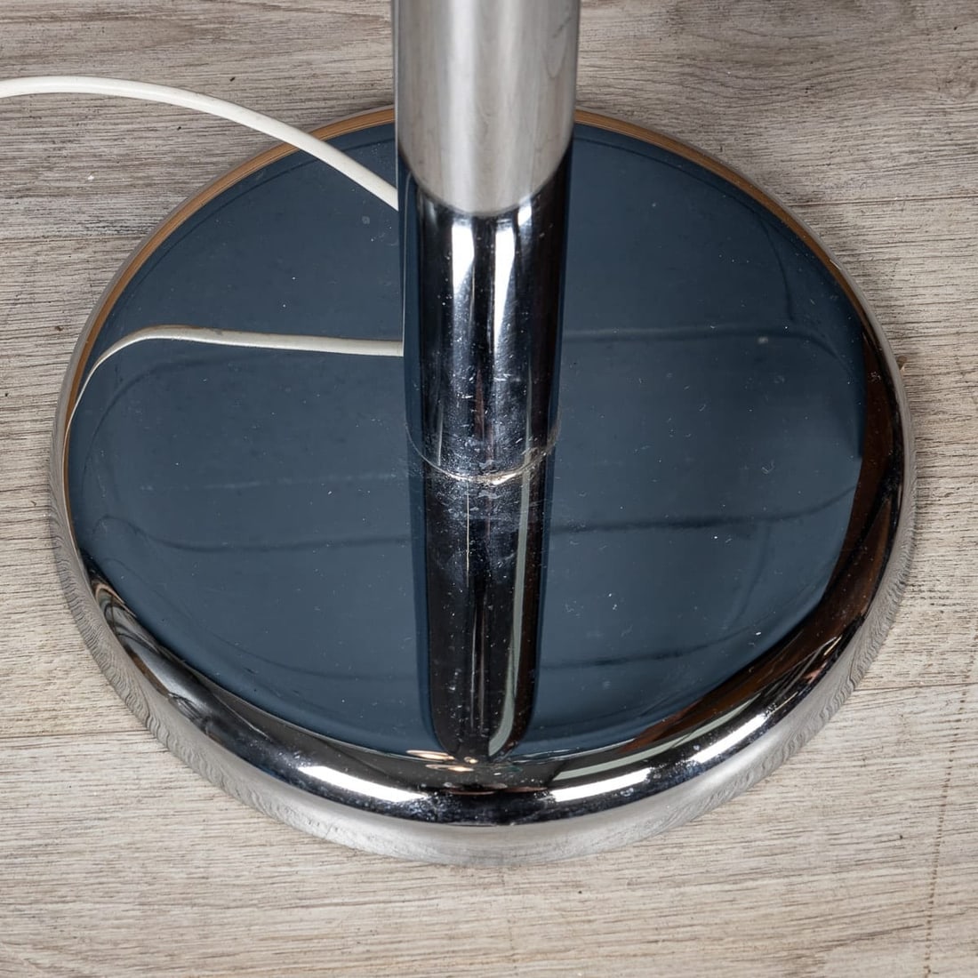 A 20th CENTURY ITALIAN CHROME & GLASS FLOOR LAMP ATTRIBUTABLE TO MAX INGRAND - 16