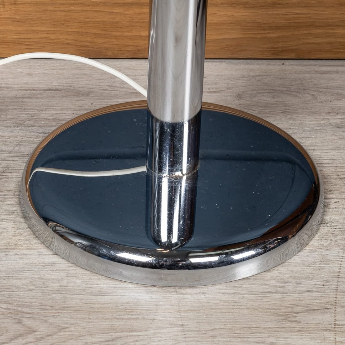 A 20th CENTURY ITALIAN CHROME & GLASS FLOOR LAMP ATTRIBUTABLE TO MAX INGRAND - 17