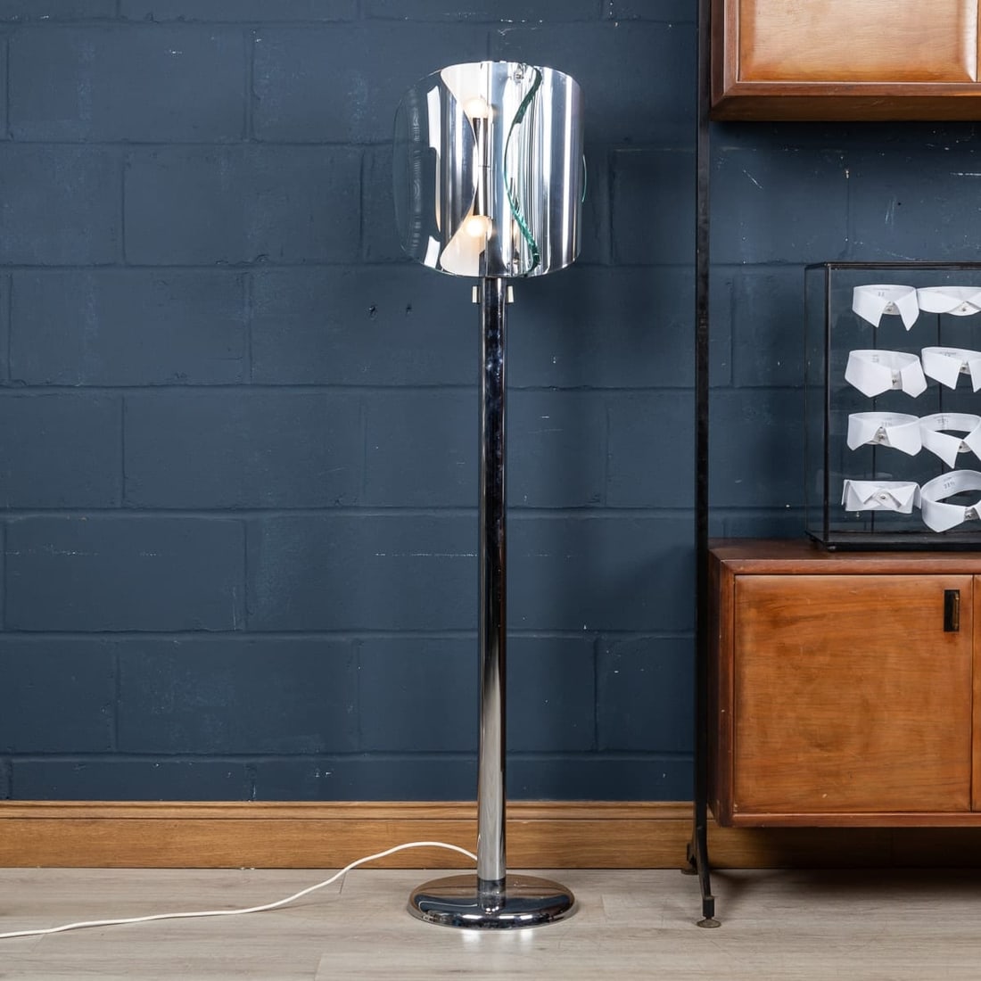 A 20th CENTURY ITALIAN CHROME & GLASS FLOOR LAMP ATTRIBUTABLE TO MAX INGRAND - 2