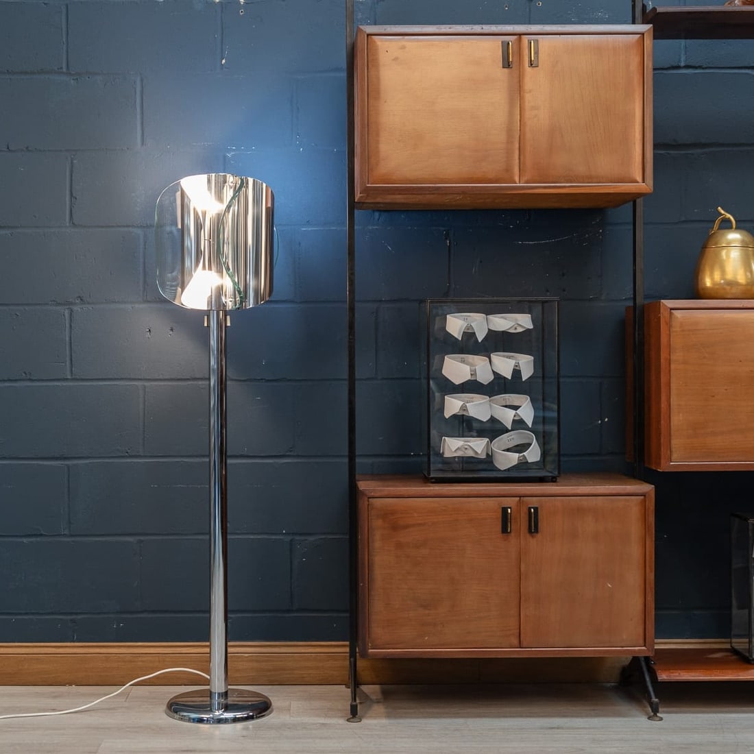 A 20th CENTURY ITALIAN CHROME & GLASS FLOOR LAMP ATTRIBUTABLE TO MAX INGRAND - 3