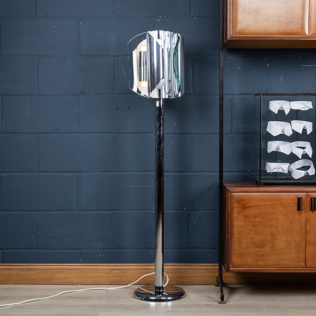 A 20th CENTURY ITALIAN CHROME & GLASS FLOOR LAMP ATTRIBUTABLE TO MAX INGRAND - 4