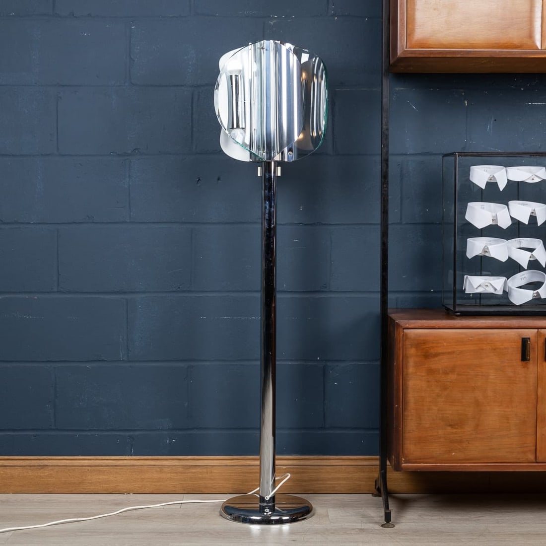 A 20th CENTURY ITALIAN CHROME & GLASS FLOOR LAMP ATTRIBUTABLE TO MAX INGRAND - 5