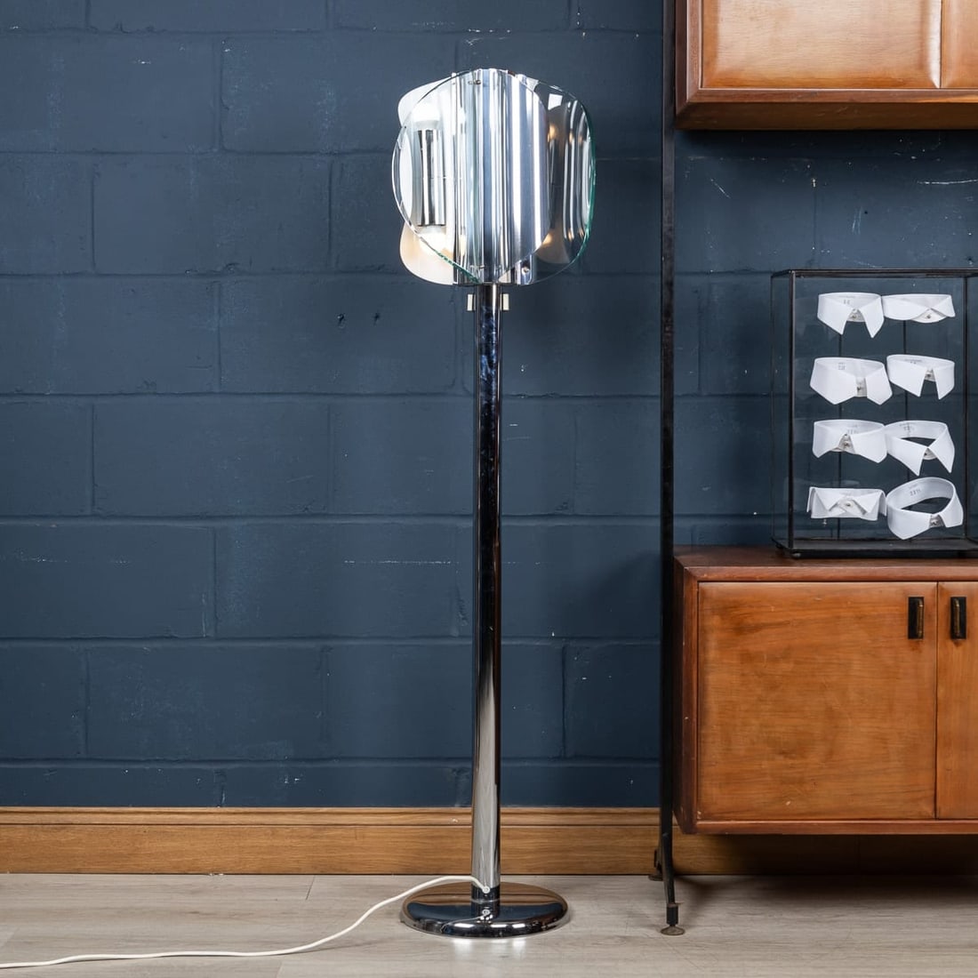 A 20th CENTURY ITALIAN CHROME & GLASS FLOOR LAMP ATTRIBUTABLE TO MAX INGRAND - 6