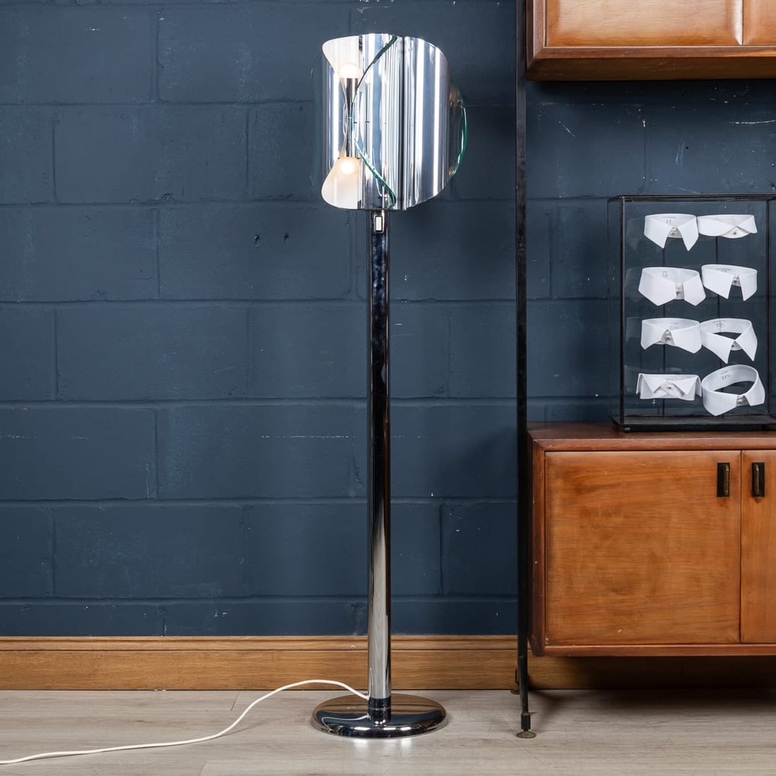 A 20th CENTURY ITALIAN CHROME & GLASS FLOOR LAMP ATTRIBUTABLE TO MAX INGRAND - 7