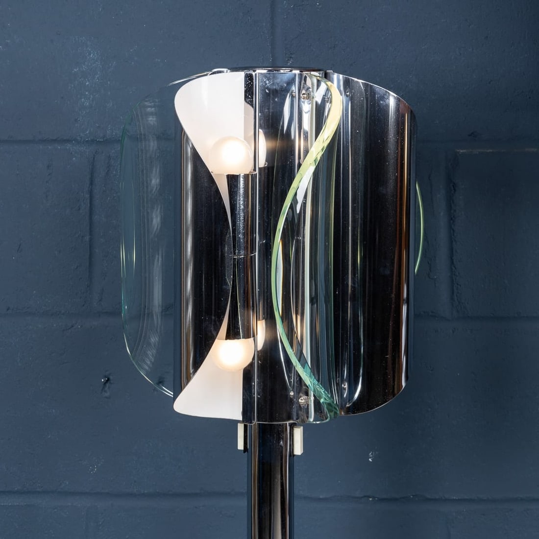 A 20th CENTURY ITALIAN CHROME & GLASS FLOOR LAMP ATTRIBUTABLE TO MAX INGRAND - 9
