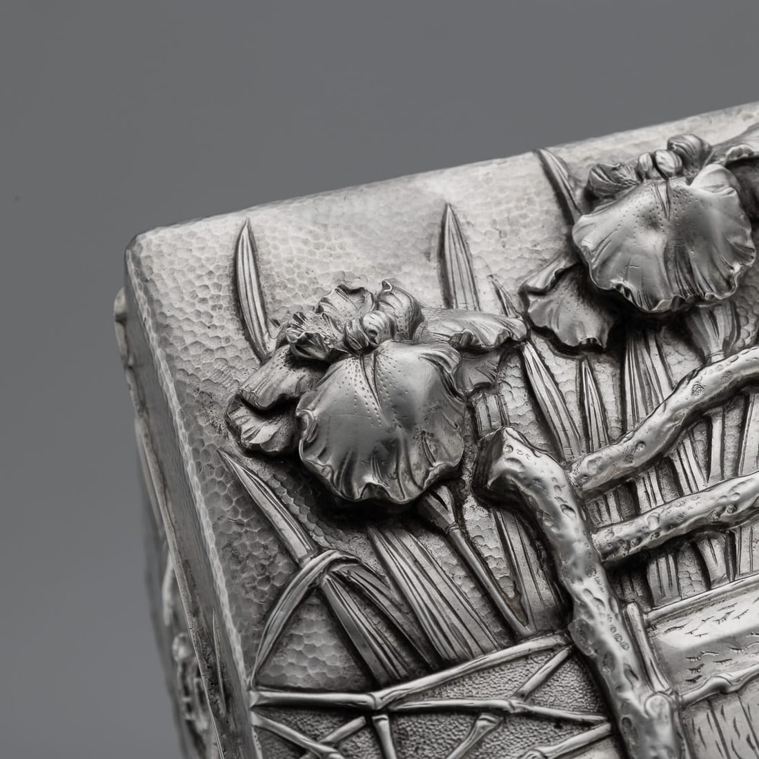 ANTIQUE 20thC JAPANESE MEIJI SOLID SILVER IRIS FLOWER CIGAR BOX, ZUAN c.1900 - 15