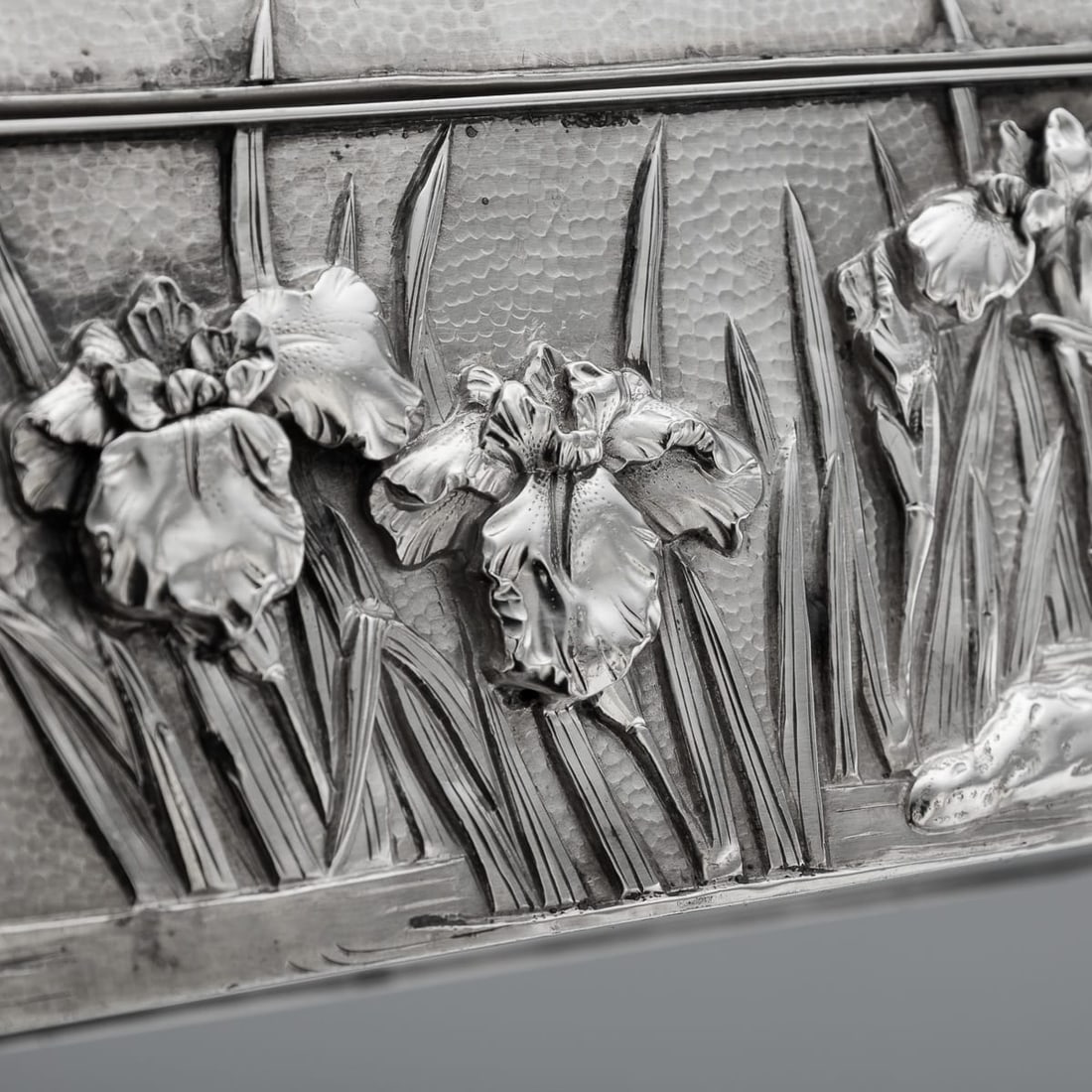 ANTIQUE 20thC JAPANESE MEIJI SOLID SILVER IRIS FLOWER CIGAR BOX, ZUAN c.1900 - 20