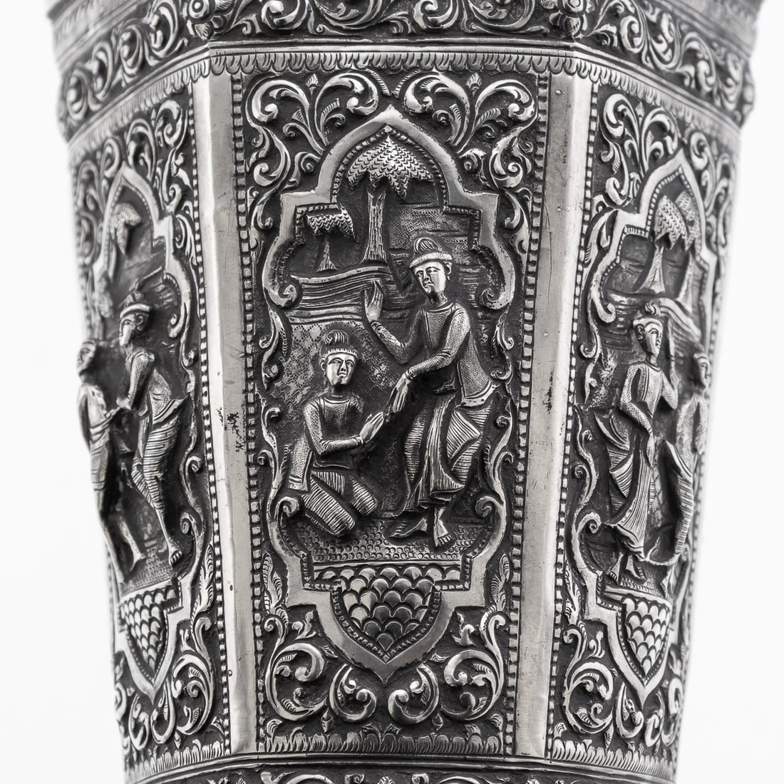 ANTIQUE 20thC BURMESE REPOUSSÉ SOLID SILVER "VESSANTARA JATAKA" VASE c.1915 - 19