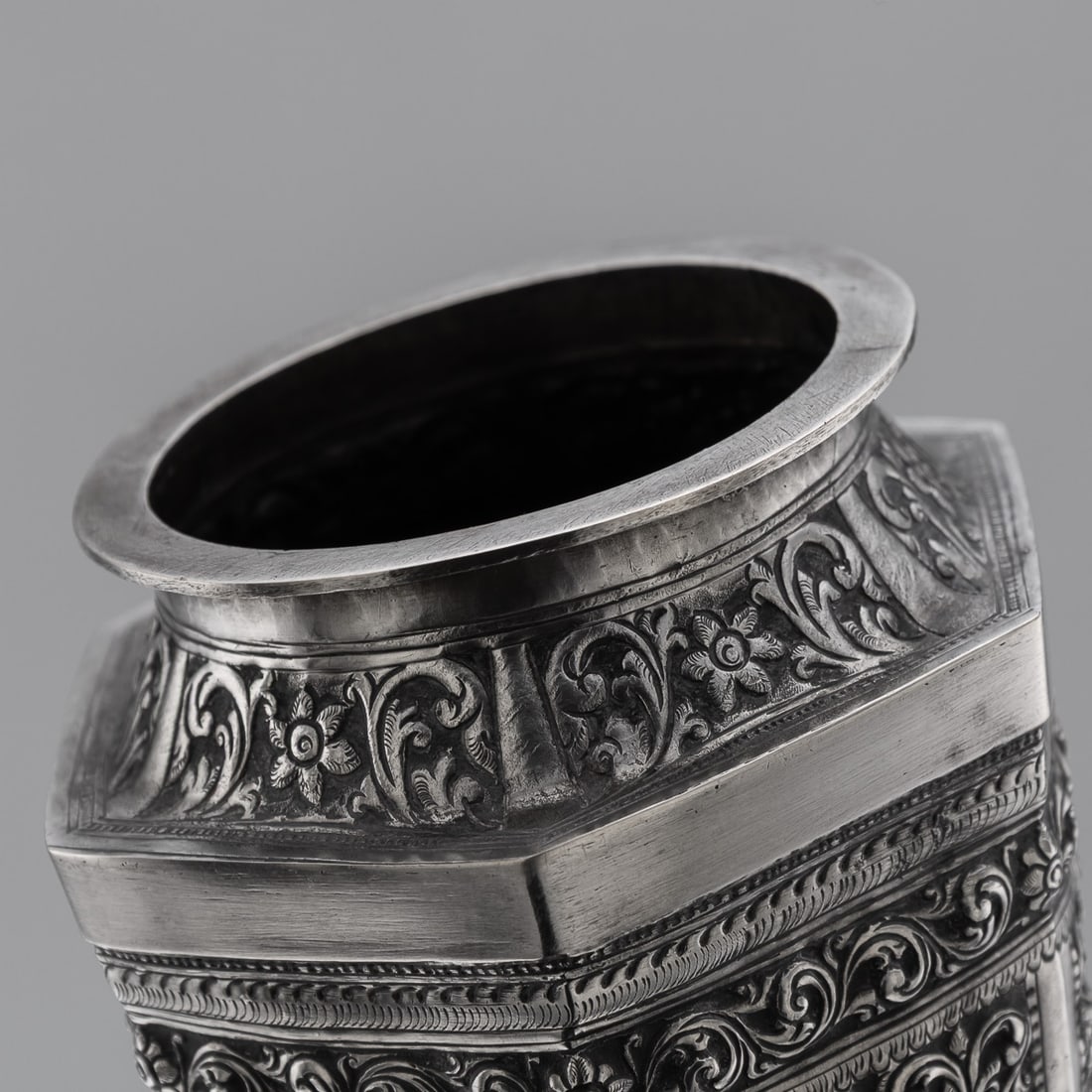 ANTIQUE 20thC BURMESE REPOUSSÉ SOLID SILVER "VESSANTARA JATAKA" VASE c.1915 - 8