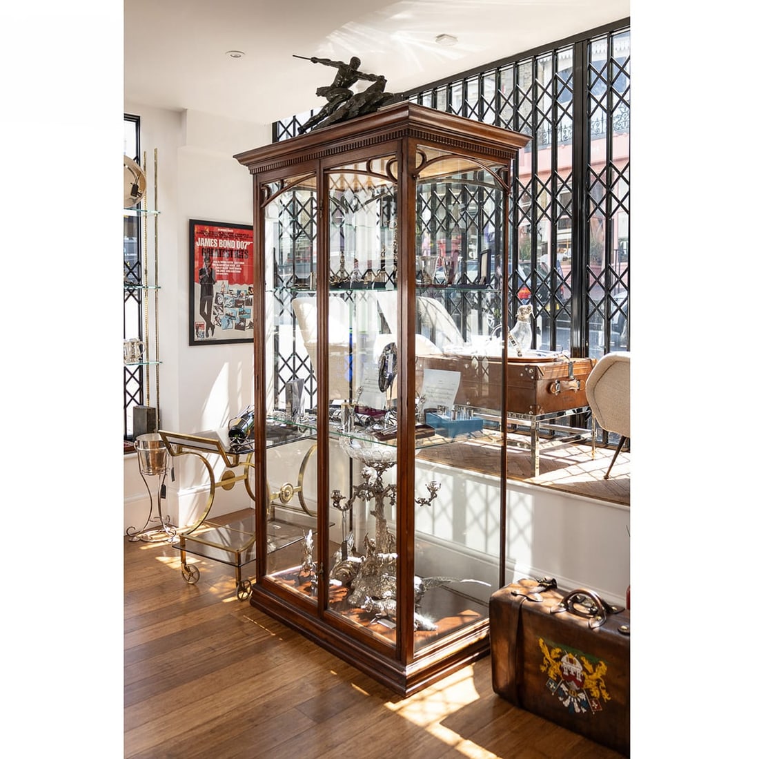ANTIQUE 20thC VICTORIAN OAK & GLASS SHOP DISPLAY CABINET c.1900: Antique 20th-century Victorian display cabinet, originally used in a store for showcasing items. Crafted from solid wood and sheet glass, the cabinet boasts a beautifully carved cornice at the top.