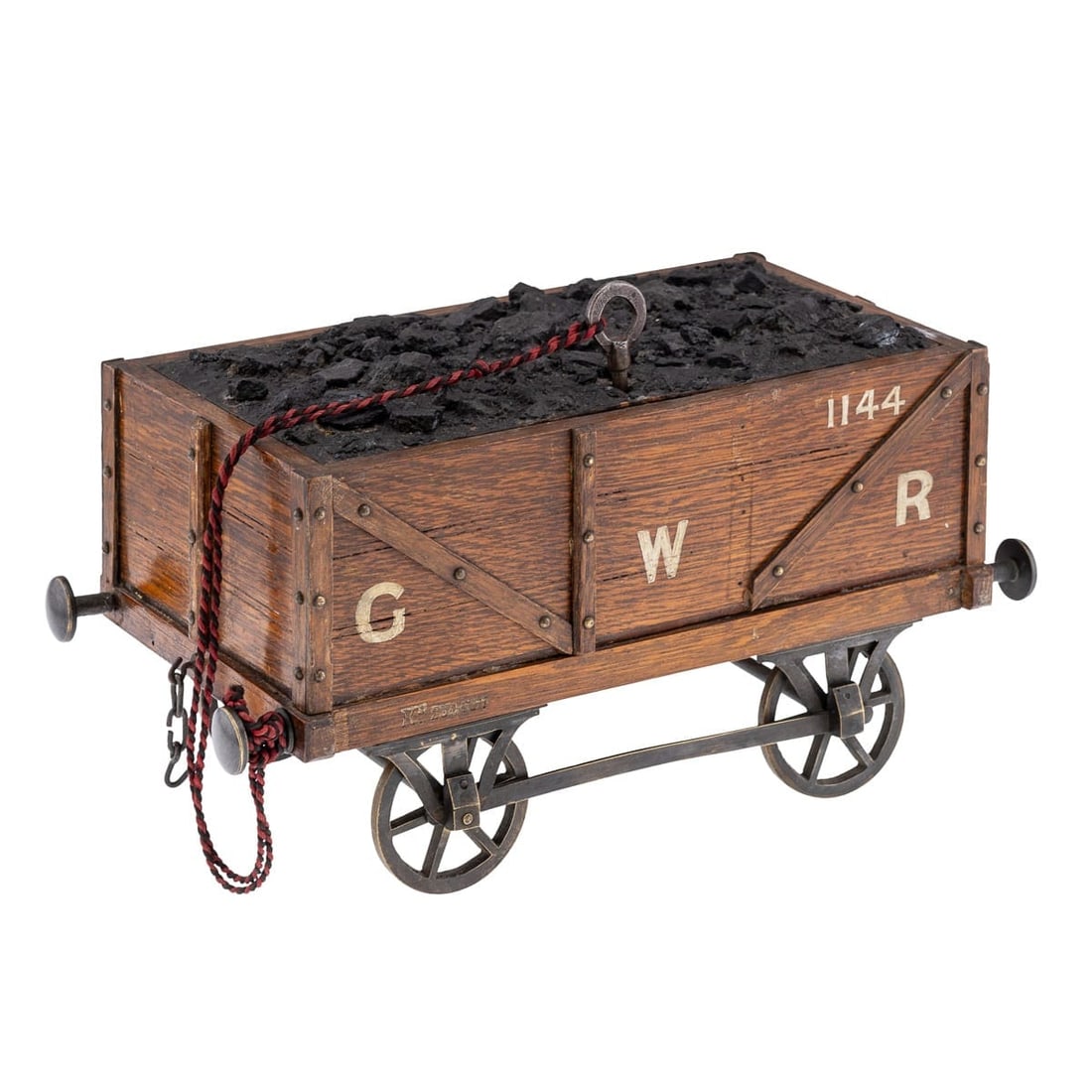 ANTIQUE 20thC EDWARDIAN OAK GWR RAILWAY LOCOMOTIVE TENDER BOX c.1900: Antique early 20th Century Edwardian oak and metal storage box, modelled as a coal wagon tender for a locomotive. The wood and the metal are beautifully patinated and the top of the wagon features rea