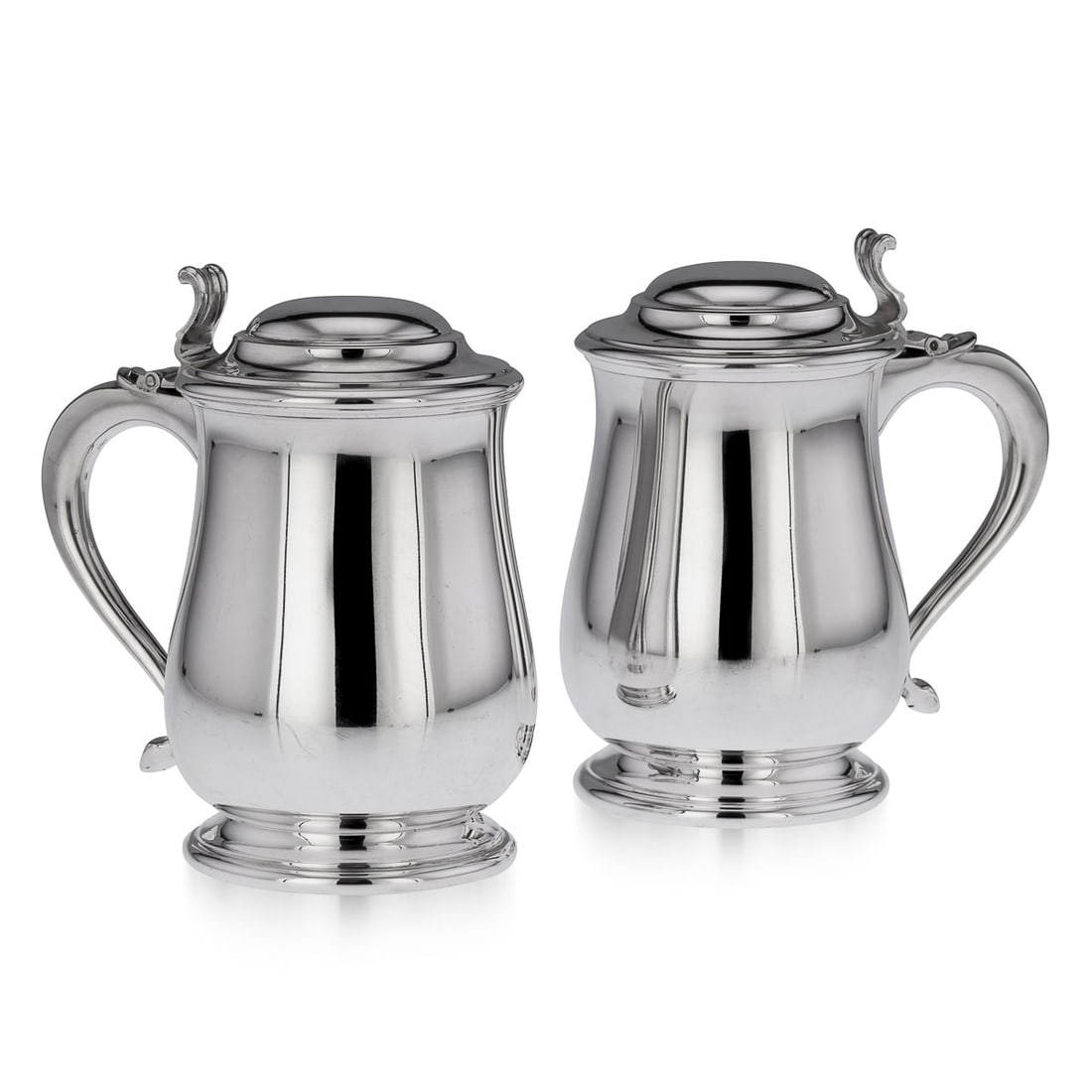 SUPERB 20thC PAIR OF ITALIAN SOLID SILVER LIDDED TANKARDS: Antique 20th Century pair of Italian solid silver lidded tankards, the domed lid is applied with a cast thumb-piece, the scrolled handle terminating in a smooth point. The tankard features a bellied