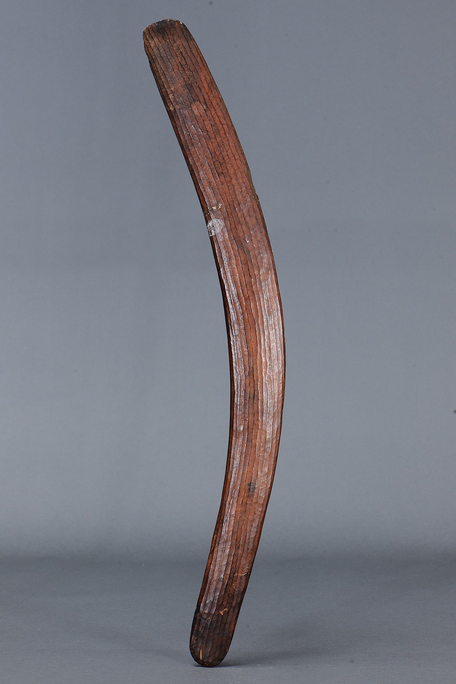 LARGE EARLY HUNTING BOOMERANG, CENTRAL AUSTRALIA, NORTHERN TERRITORY: Large early Hunting Boomerang, Central Australia, Northern Territory. Carved and engraved hardwood and natural pigments. Classic hunting boomerang, the front decorated with finely fluted design, finel
