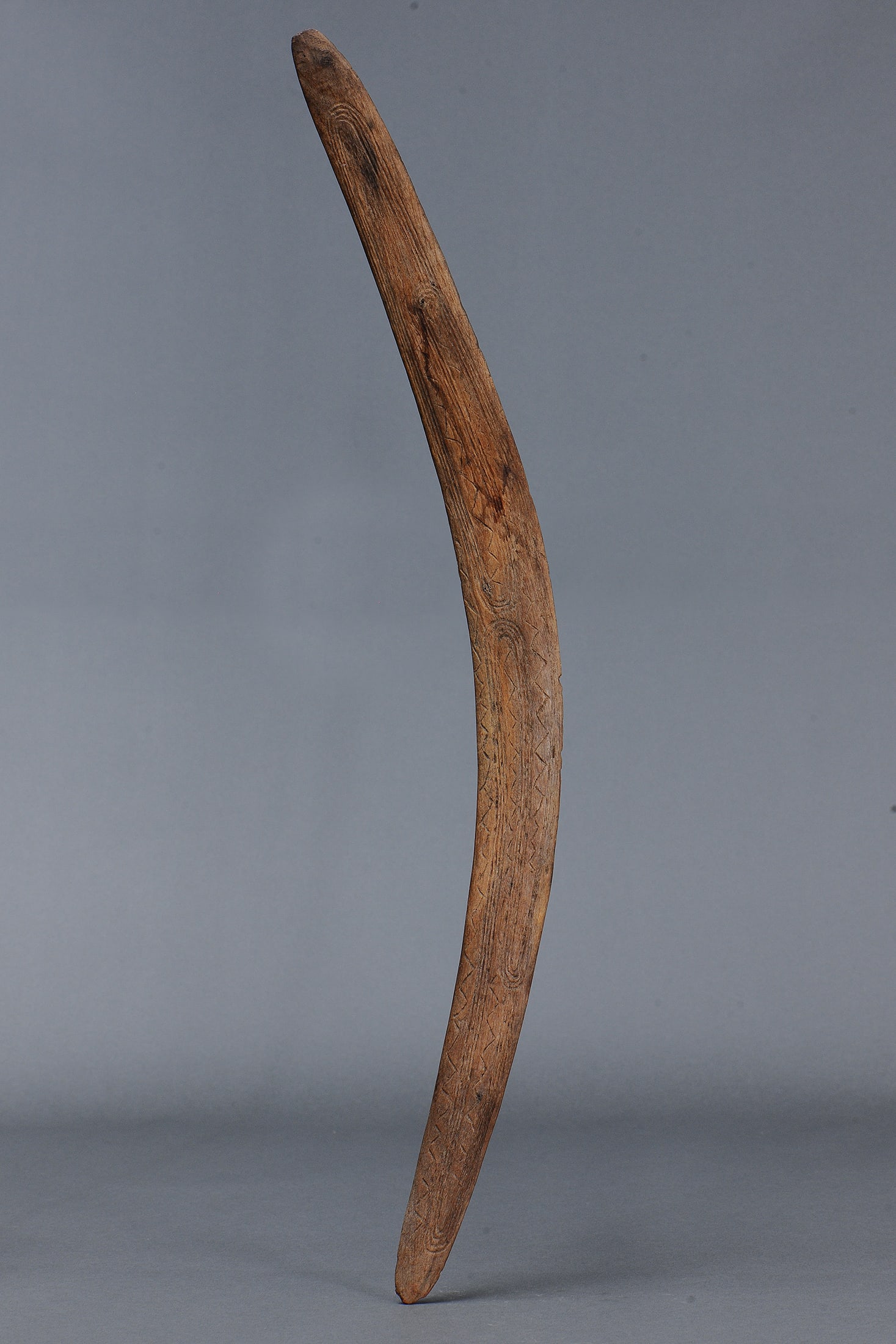EARLY LARGE ENGRAVED BOOMERANG, WESTERN NEW SOUTH WALES / SOUTHERN QUEENSLAND (1 of 6)