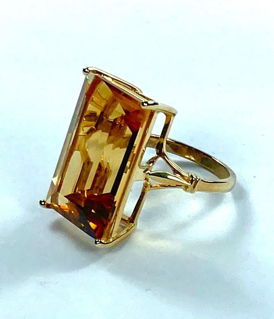 Impressive Citrine Ring in 9ct Yellow Gold - 3