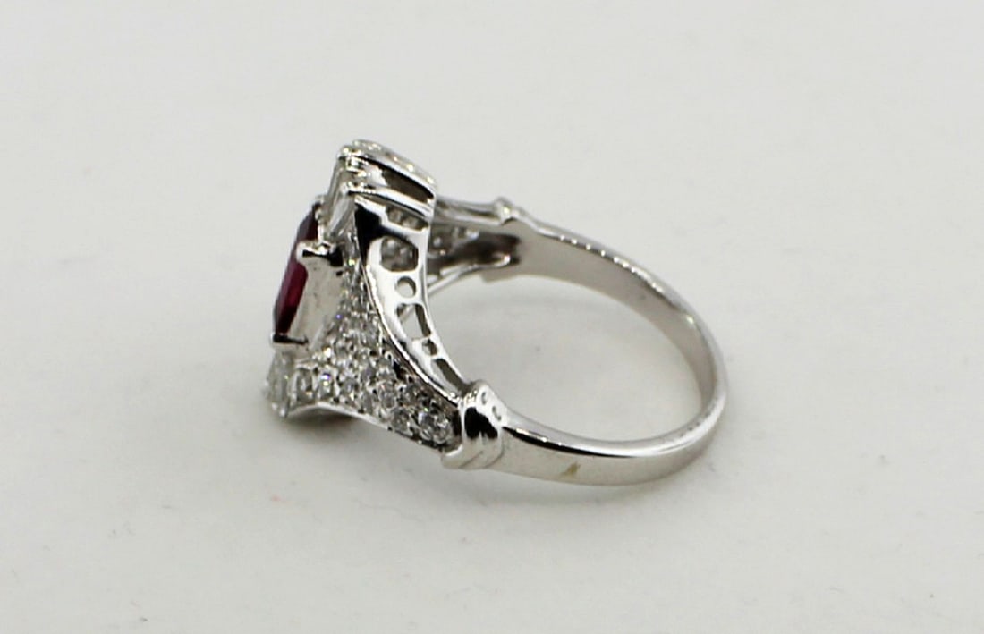 Deco-style Ring in 18ct White Gold featuring a Rubellite Tourmaline and over a Carat in Diamonds - 2