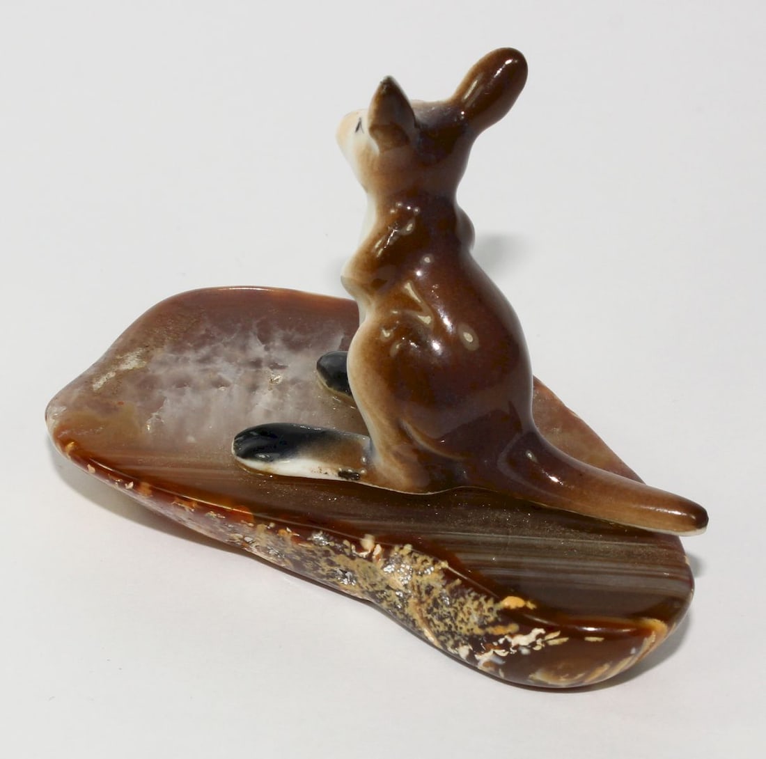 Small Kangaroo figure afixed atop an Agate Base - 2