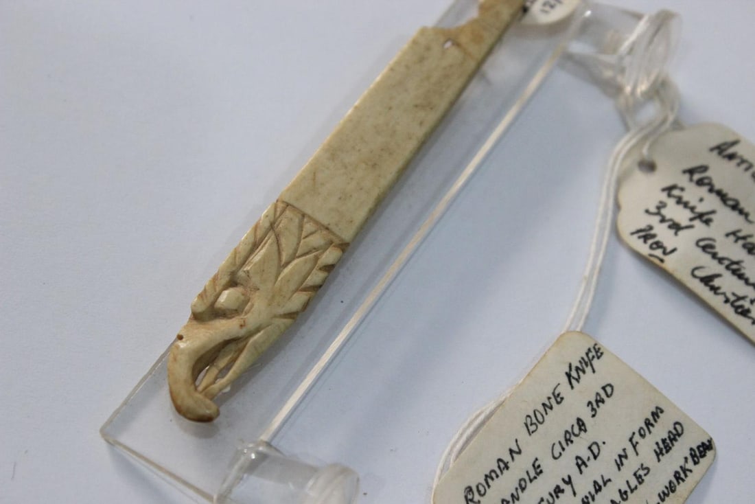 Roman 'Eagle Head' Knife handle in carved bone - 2