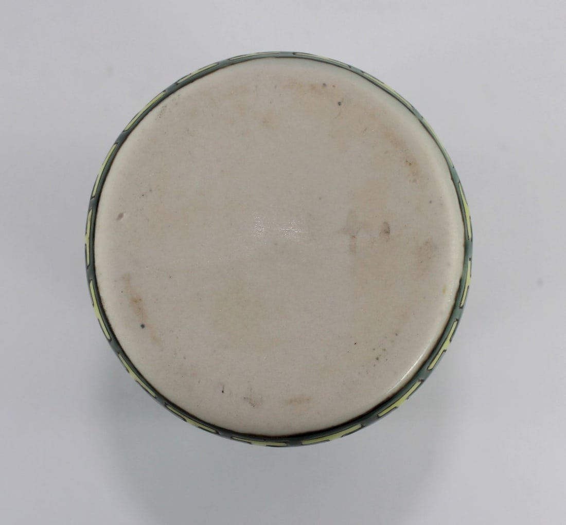 Chinese Hand-painted Vase decorated with Kite-flying Children - 3