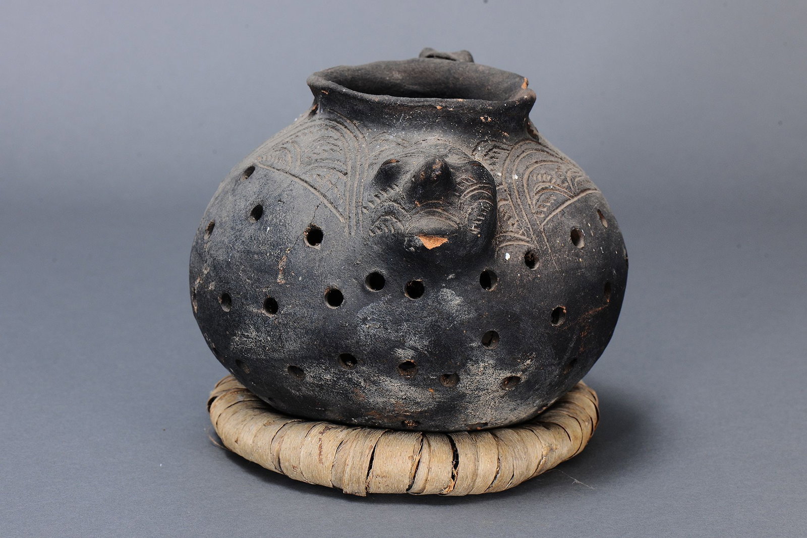 RARE FINE EARLY SMOKING POTTERY VESSEL, DIMERI VILLAGE, LOWER SEPIK RIVER, PAPUA NEW GUINEA - 4