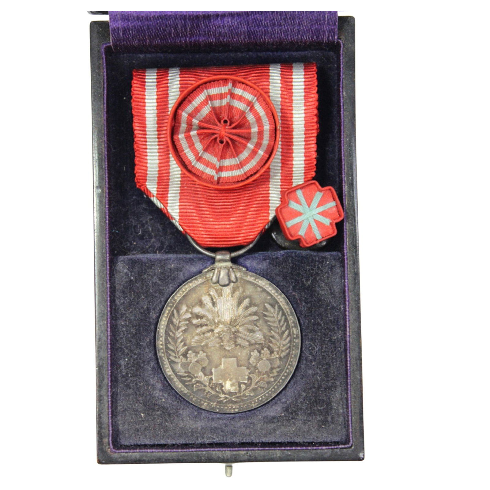 Japanese - WWI Red Cross Medal in Silver, Beautifully toned Uncirculated: In Original Wood Lacquer Box of issue Size Diameter 29.5mm Medium Medals, Commemorative