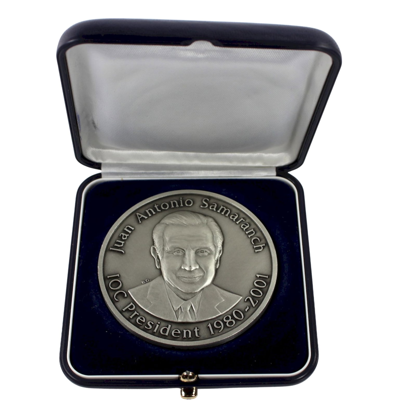 'IOC' Silver-plate Medal celebrating "Juan Antonio Samaranch / IOC President 1980 -2001", Uncirc: He famously announced "Syd-den-ey" as the successful host city for the 2000 Olympics Size Diameter 65mm Condition Damage to box Medium Medals, Commemorative