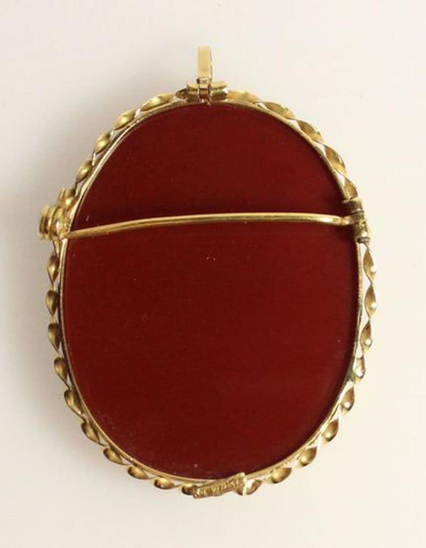 Vintage French Pendant / Brooch in 18ct Yellow Gold with a carved Glass Cameo on Carnelian - 2