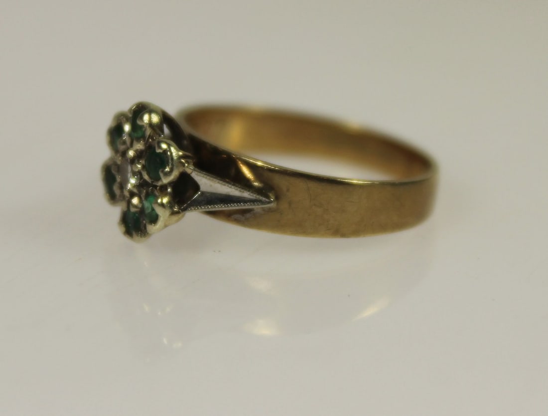 Daisy Pattern Emerald & Diamond Ring in 9ct Yellow Gold - 3
