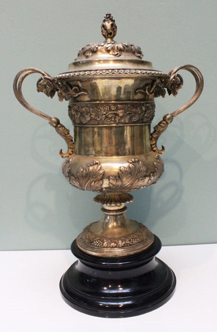 Sterling (925) Silver Urn with gilded interior with matching Silver Goblets in the form of Griffins - 2