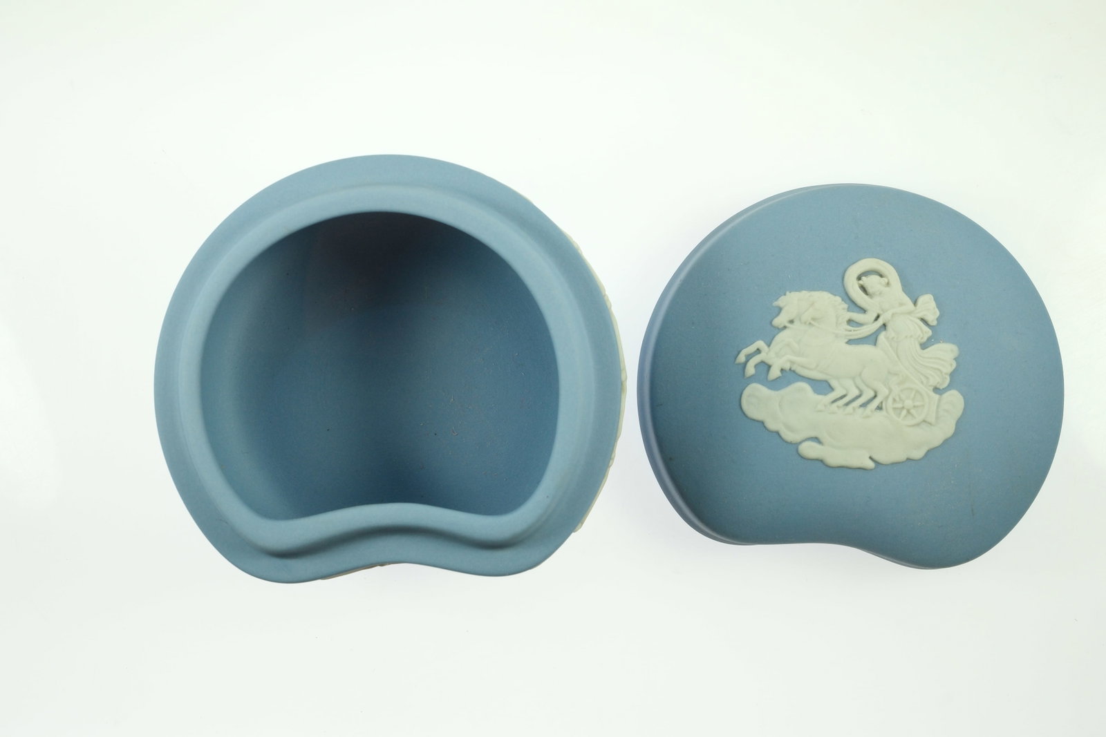 Wedgwood Blue Jasperware Kidney-shaped Lidded Box - 2