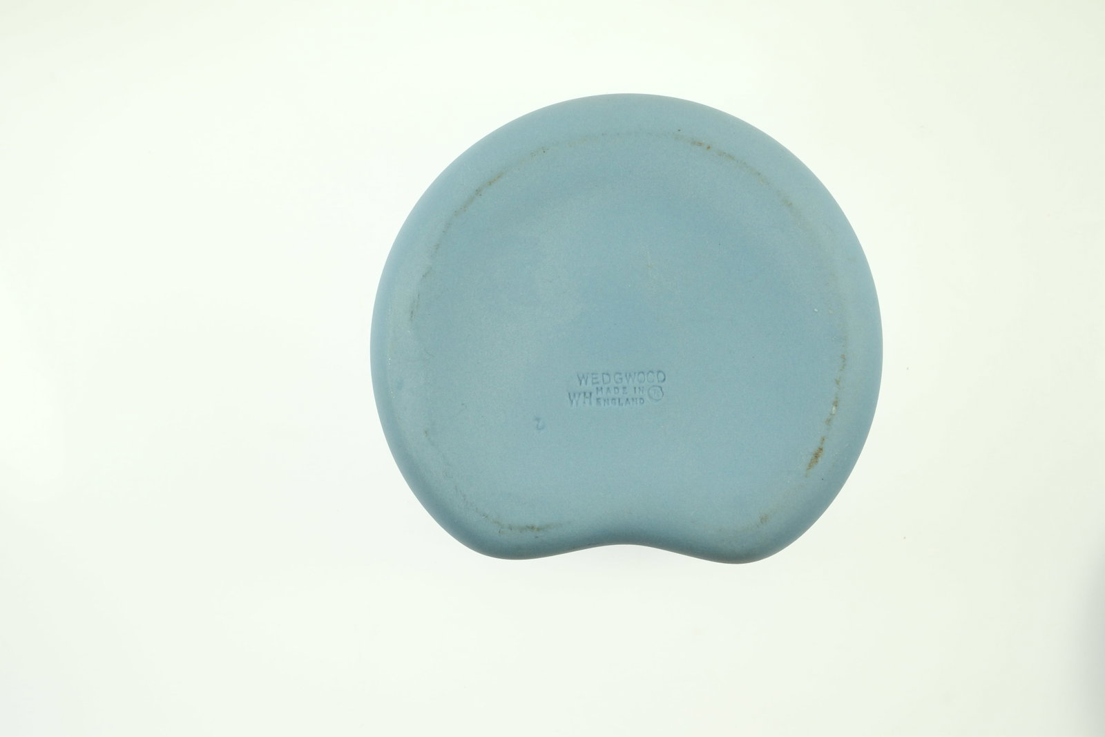 Wedgwood Blue Jasperware Kidney-shaped Lidded Box - 3