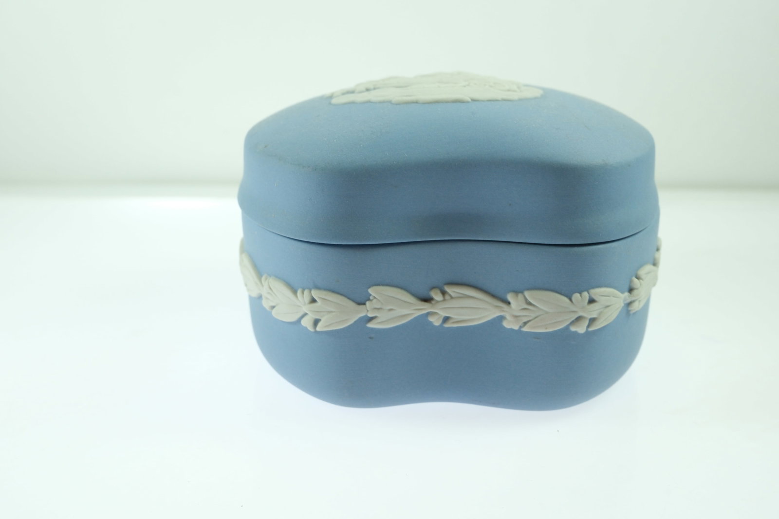 Wedgwood Blue Jasperware Kidney-shaped Lidded Box - 4