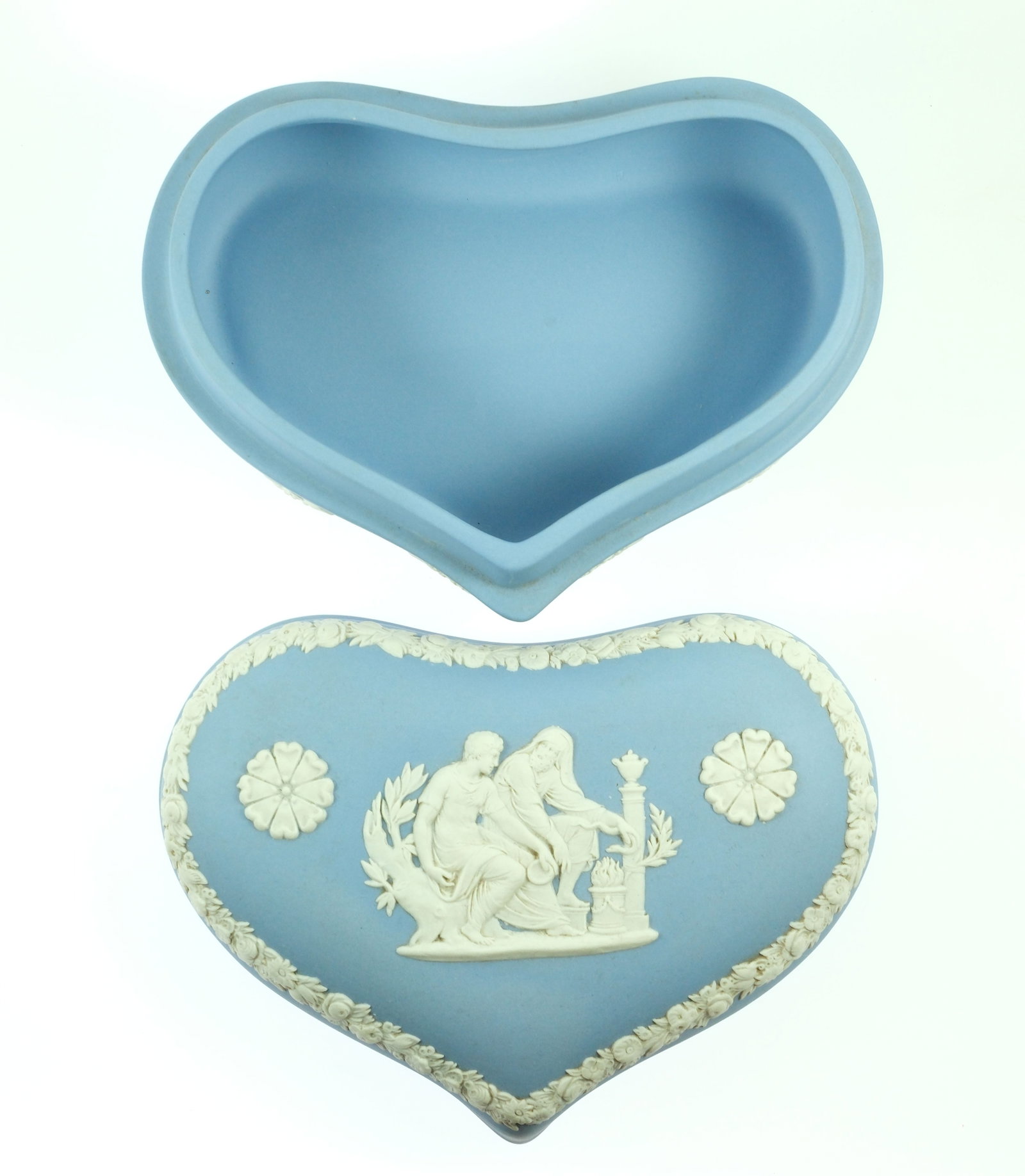 Wedgwood Blue Jasperware Heart-Shaped Lidded Box - 2