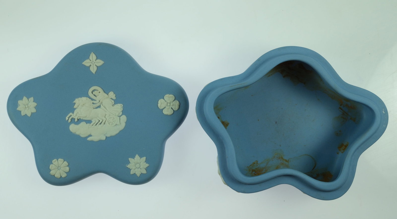 Wedgewood Blue Jasperware Lidded Trinket Box' - 2