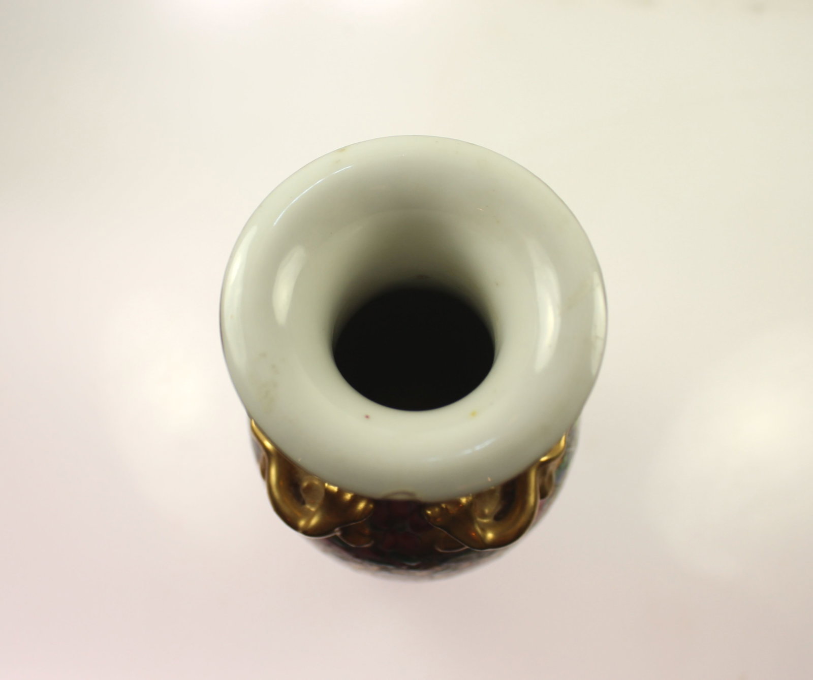 Chinese Rose-patterned Vase with Intricate Enamel & Gold Leaf details - 3