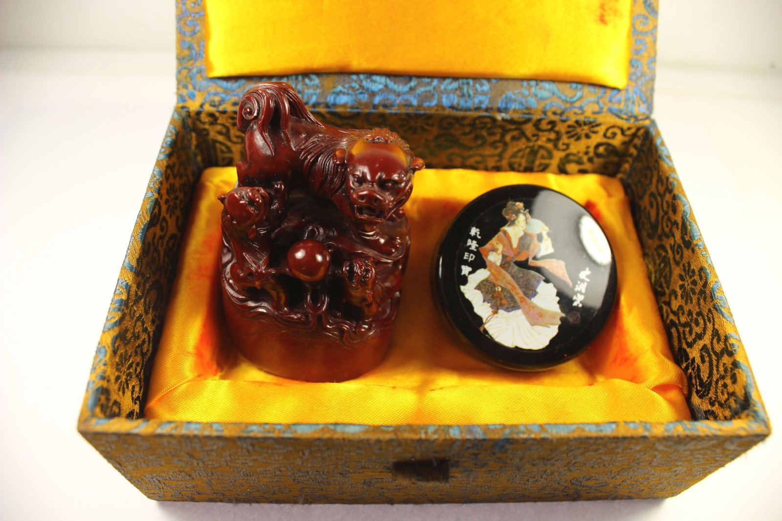 Chinese Seal featuring Foo Dogs in original Box - 2
