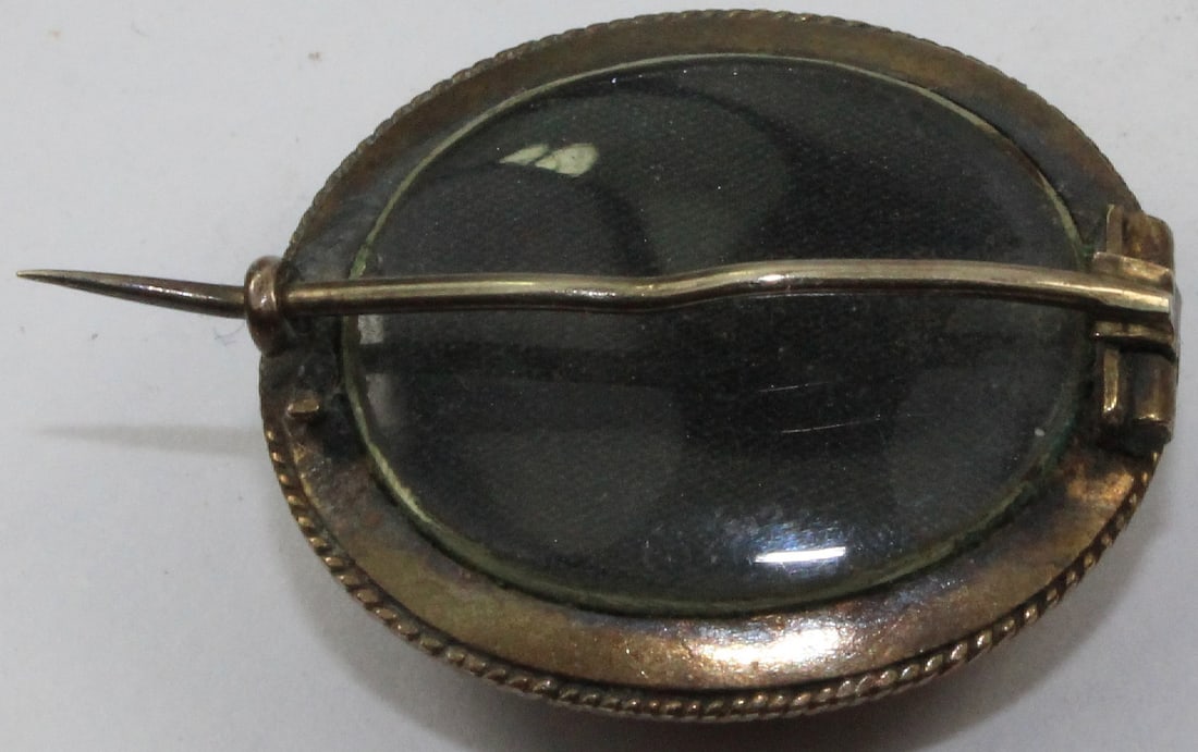 Small Georgian Mourning Brooch in Burnished 18ct Gold - 2