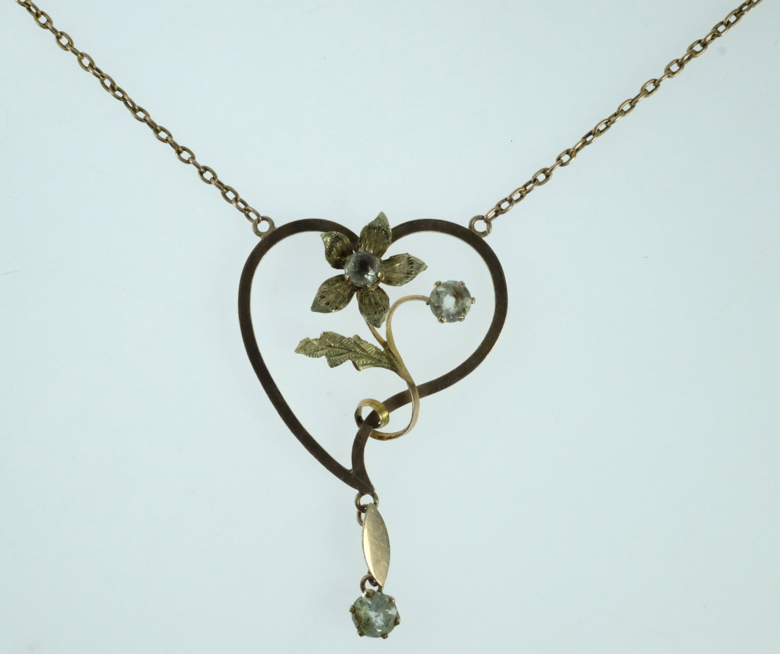 Edwardian Floral Pendant in 9ct yellow Gold on attached Chain - 2