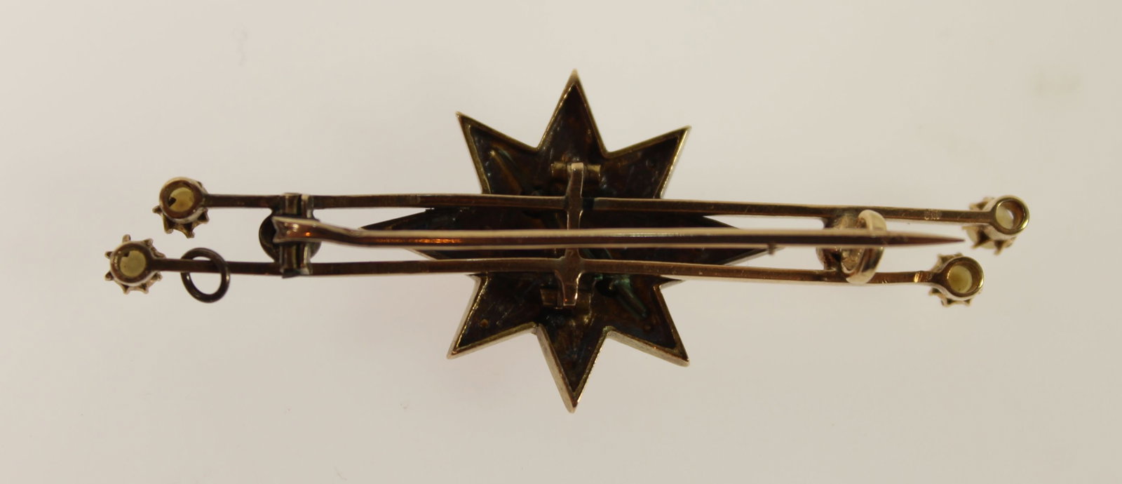 Victorian Bar Brooch in 18ct Gold adorned with Old-cut Diamonds, Seed Pearls & Enamelling - 2