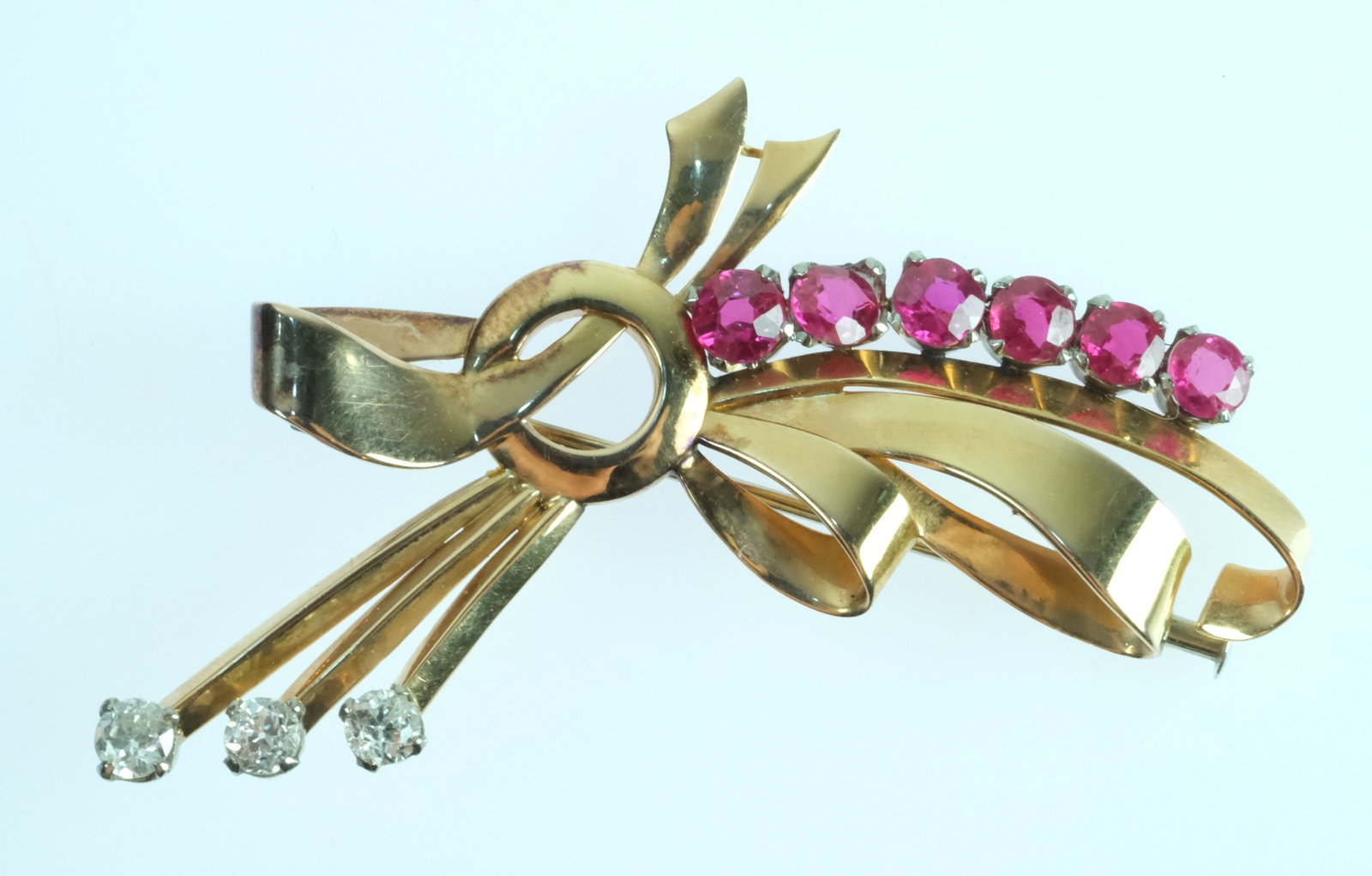Elegant Bow Brooch with Rubies and Diamonds in 18ct Yellow Gold - 2