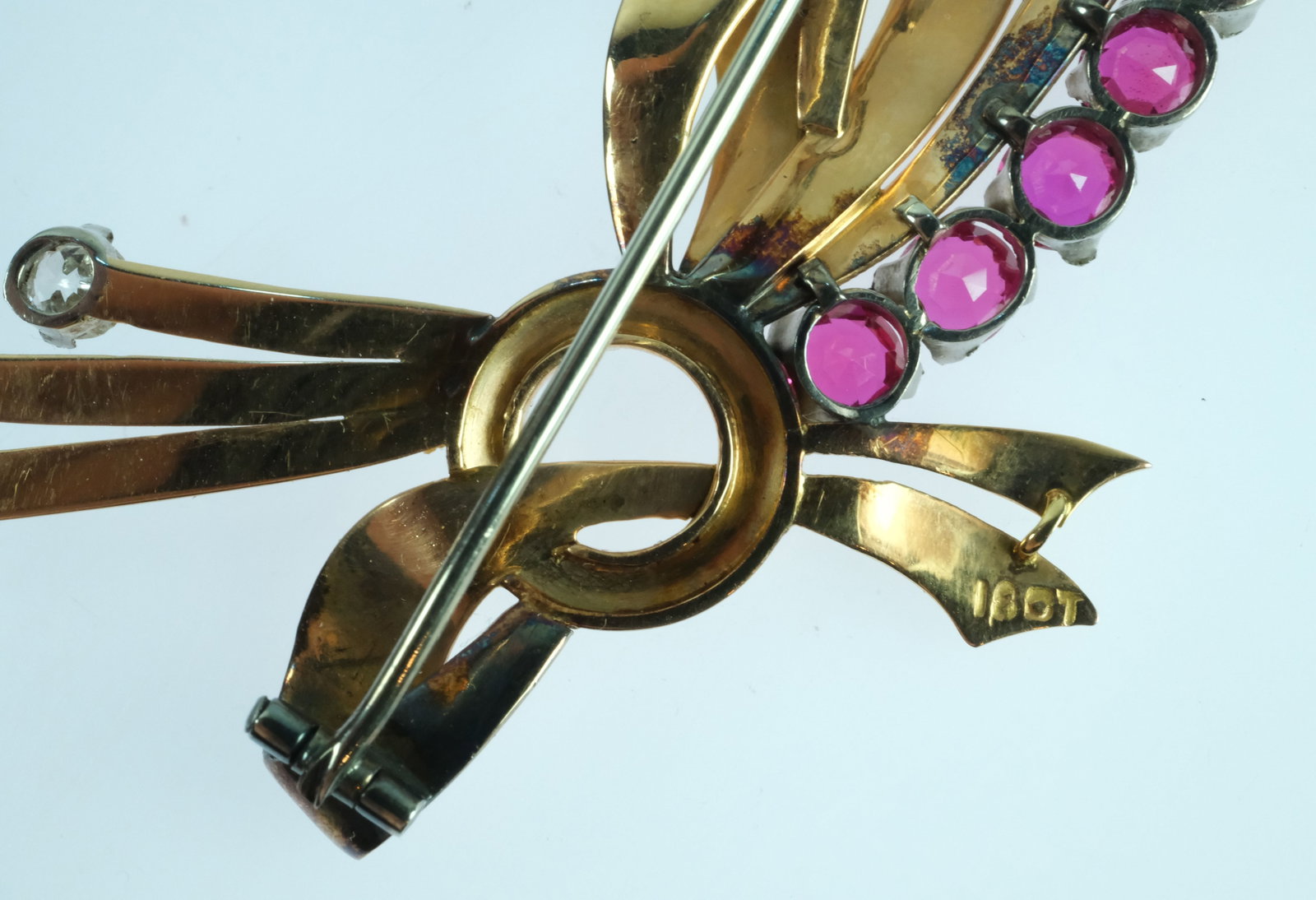 Elegant Bow Brooch with Rubies and Diamonds in 18ct Yellow Gold - 4
