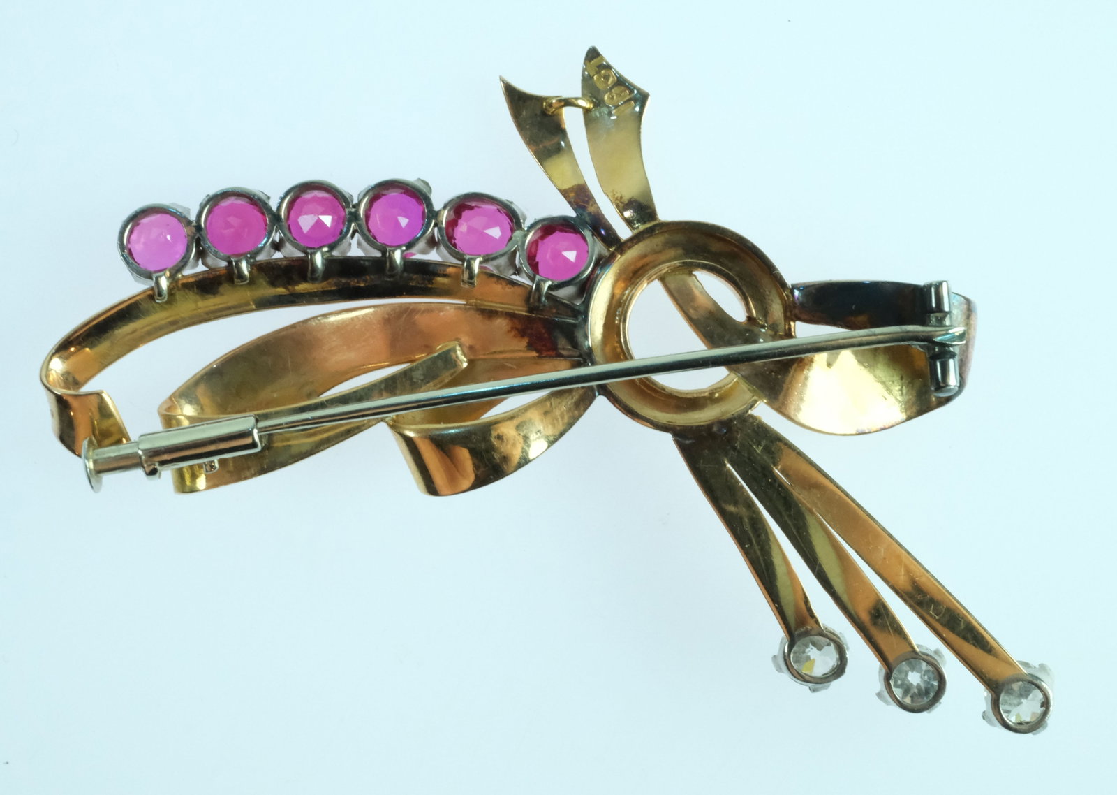 Elegant Bow Brooch with Rubies and Diamonds in 18ct Yellow Gold - 5